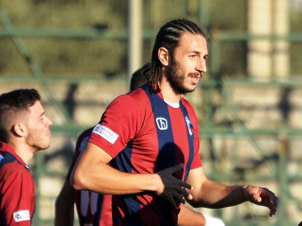 Εκτός Καρτσαμπάς, Κατσίκης