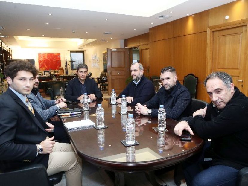 Διάλογος με… αναστολή