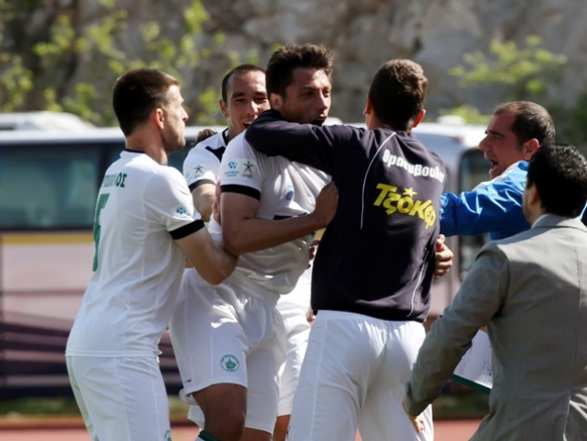 Με δεμένα χέρια…