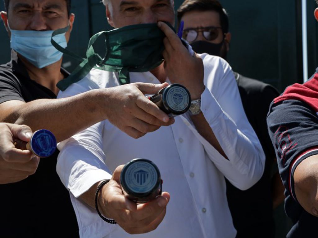 Φωτογραφήθηκαν με τις σφραγίδες…