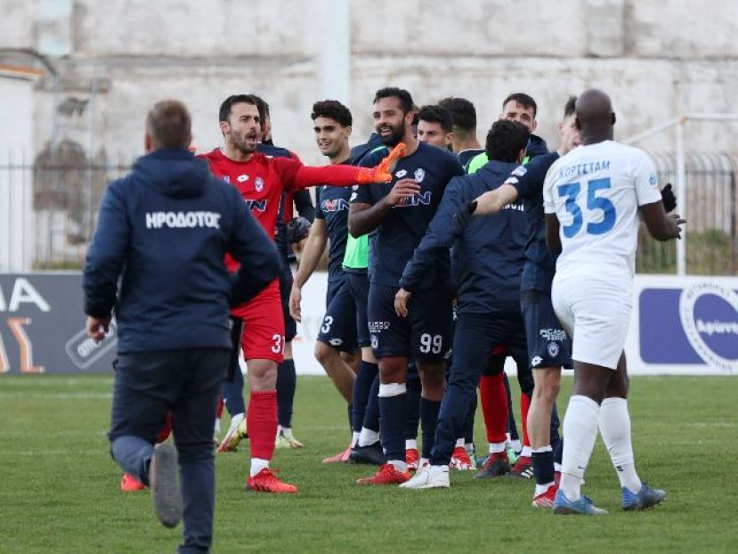 Τέσσερις σε απολογία