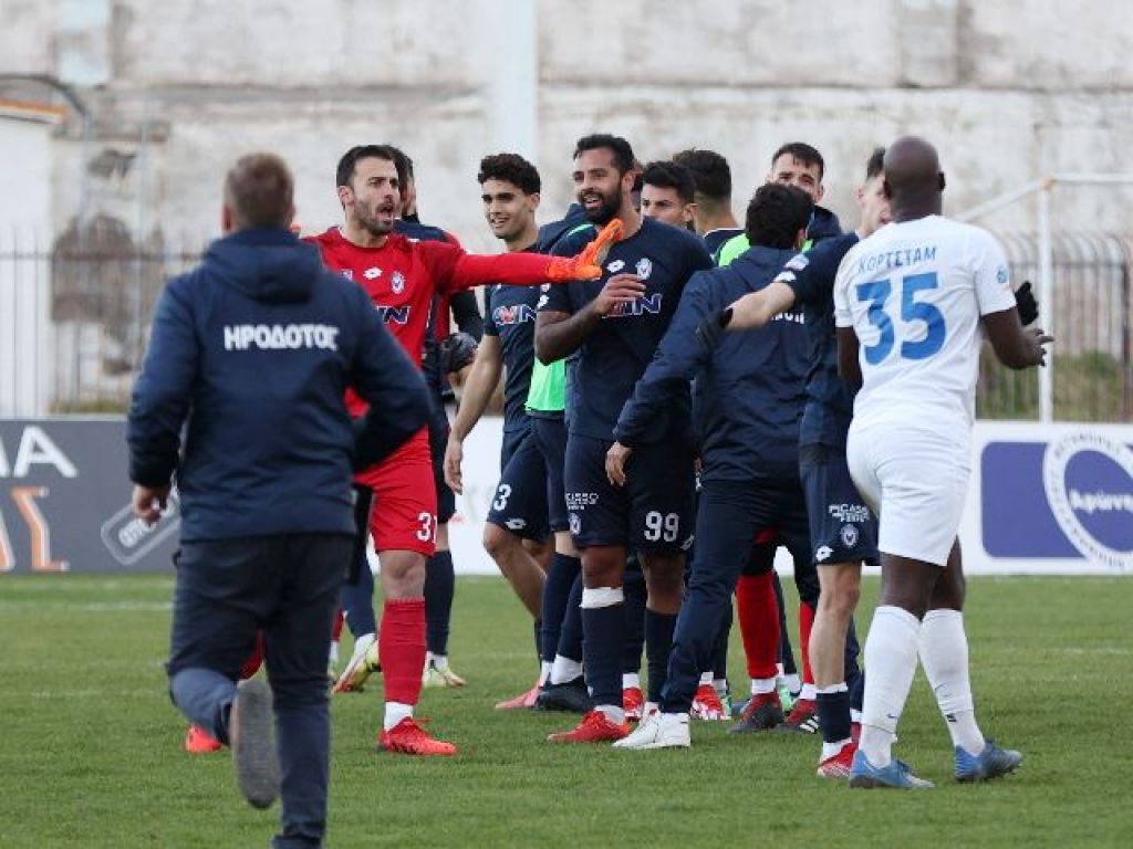 Τέσσερις σε απολογία