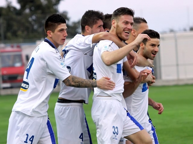 Τρεις το απόλυτο