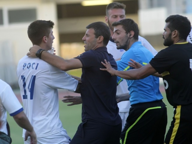 Πιάστηκαν στα χέρια