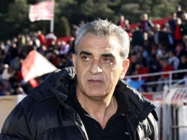 Όλοι στο πλευρό του