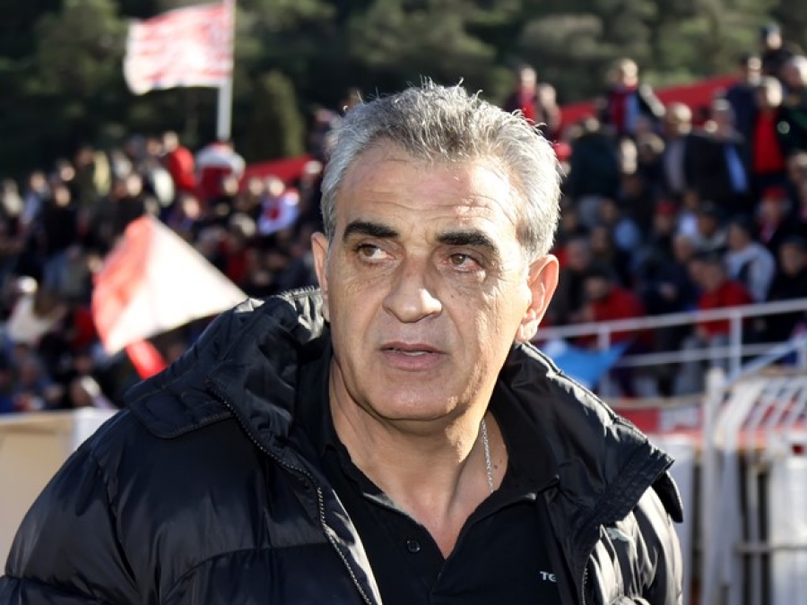 Όλοι στο πλευρό του