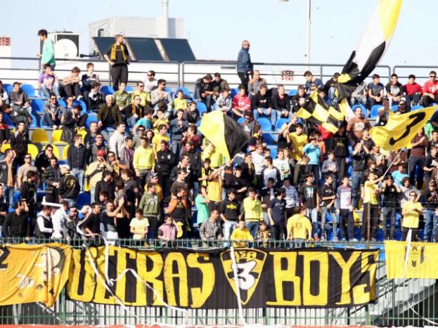 Συγχαρητήρια με… καρφιά
