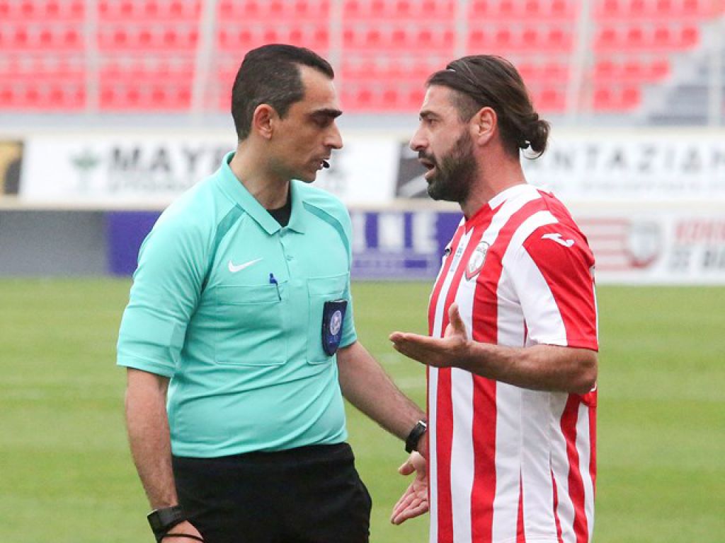 Εκτός Τάτος, Στάθης