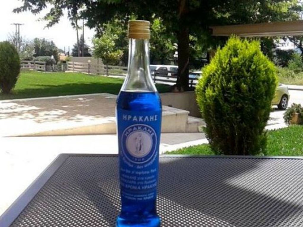 Έκαναν μπλε και το… τσίπουρο!