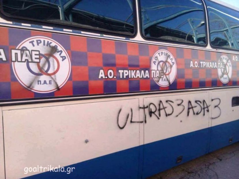 Συνθήματα στο πούλμαν του ΑΟΤ