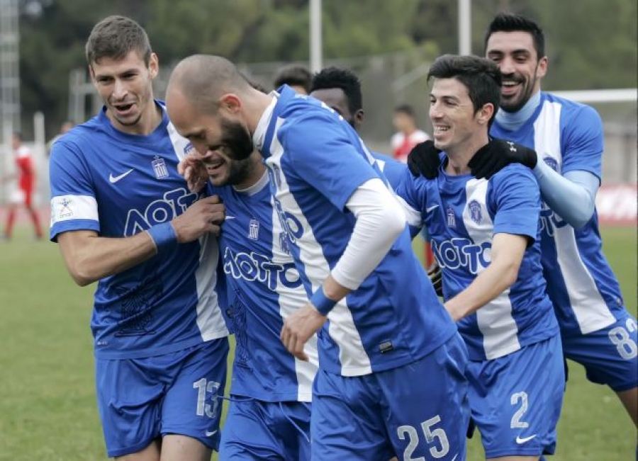 Ανακατεύει την τράπουλα