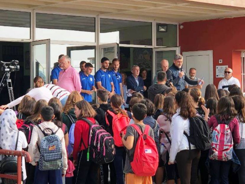 Μοίρασε εισιτήρια σε σχολεία (pics)