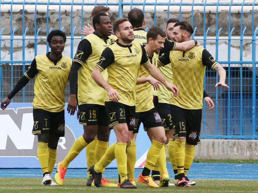 Σε πλαστικό η Αναγέννηση