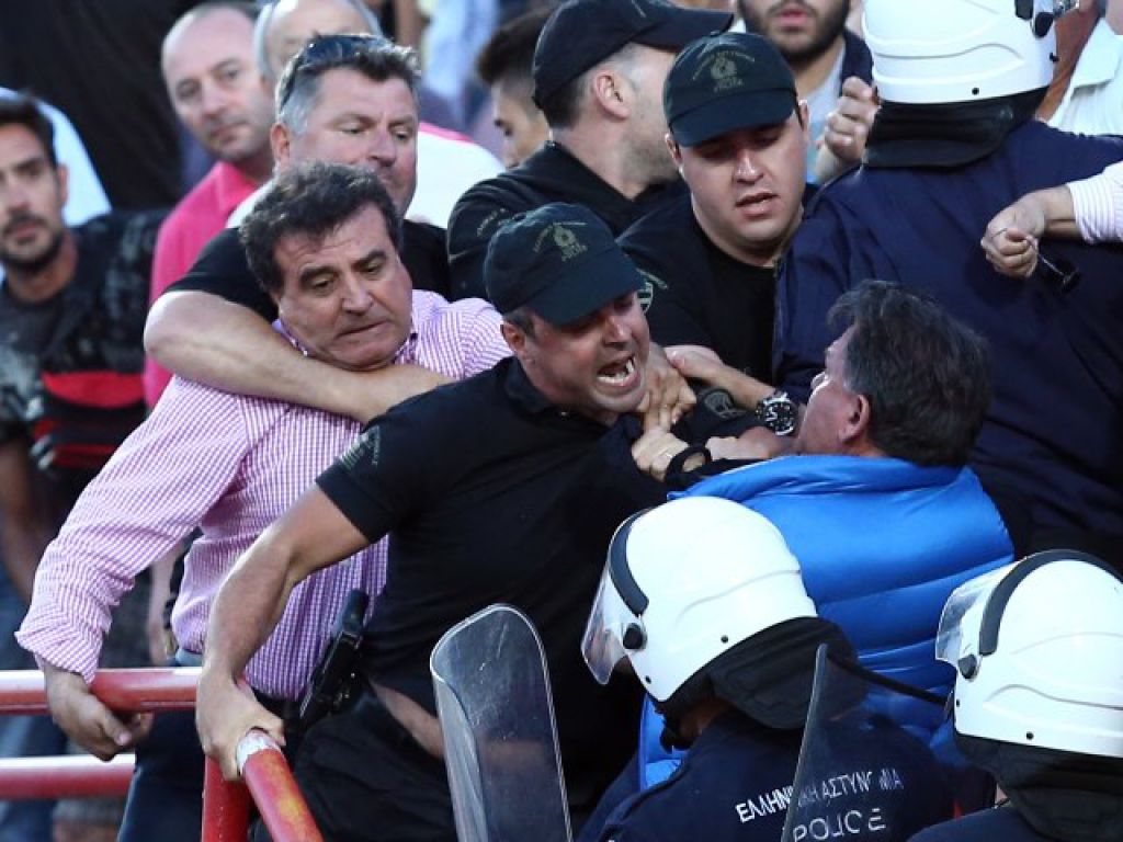 Στα χέρια Κούγιας-αστυνομικός! (photos)