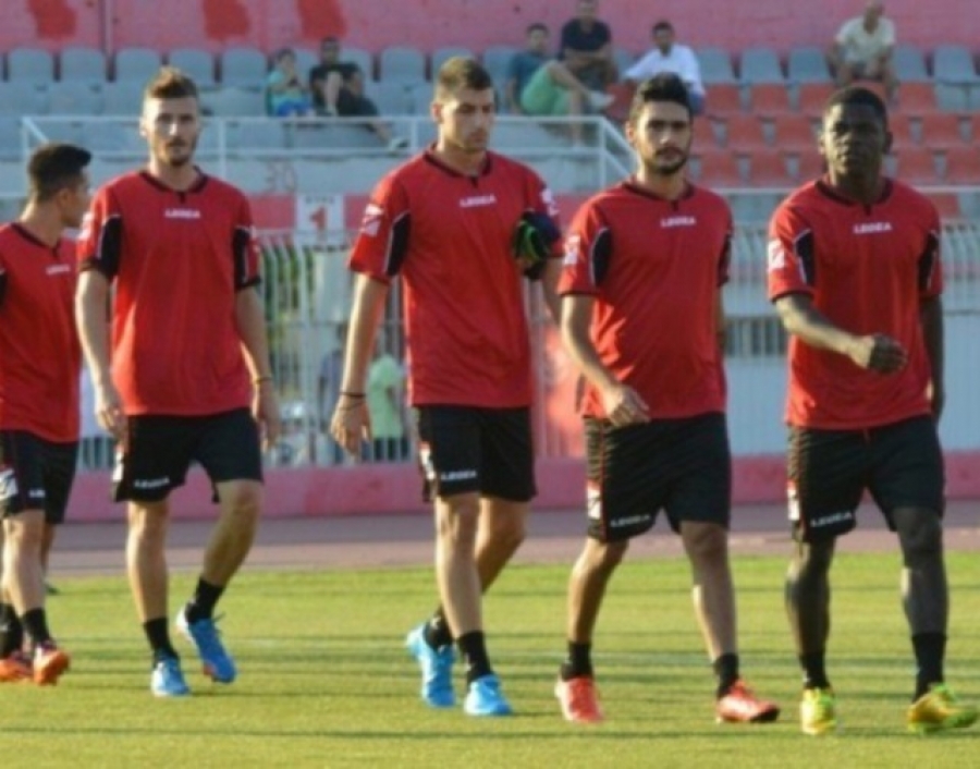 Ψάχνει τους αντικαταστάτες