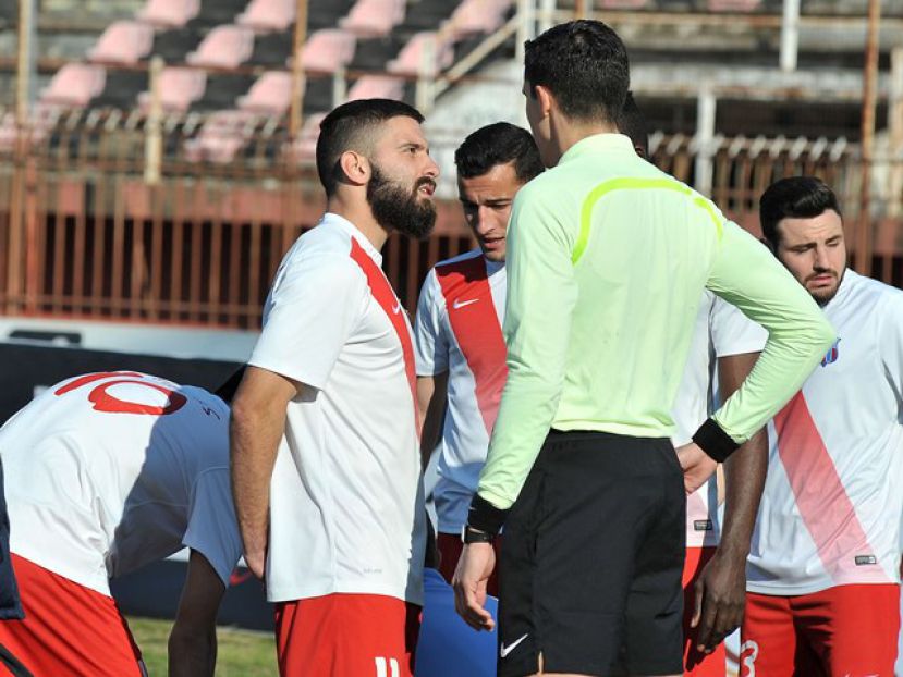 «Με νύχια και με δόντια…»
