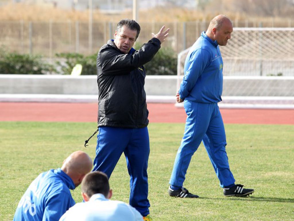 Αποφασίζει για προπονητή