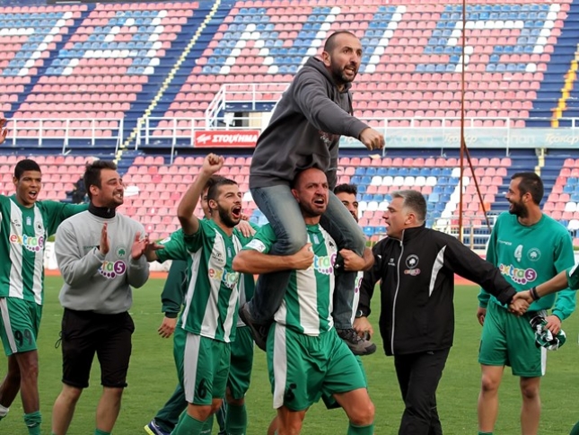 Στα…χέρια ο πρόεδρος!