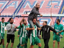 Στα…χέρια ο πρόεδρος!