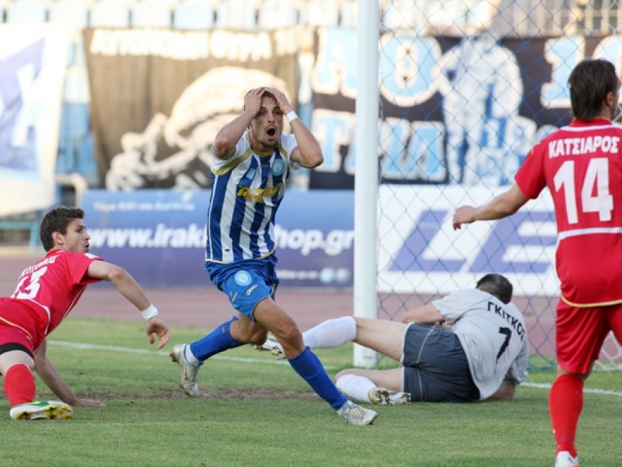 Με την πλάτη στον τοίχο…