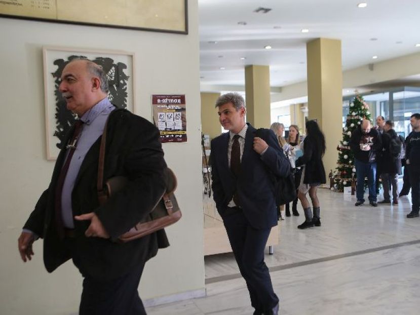 «Κάνω τον σταυρό μου με τους έξι…»