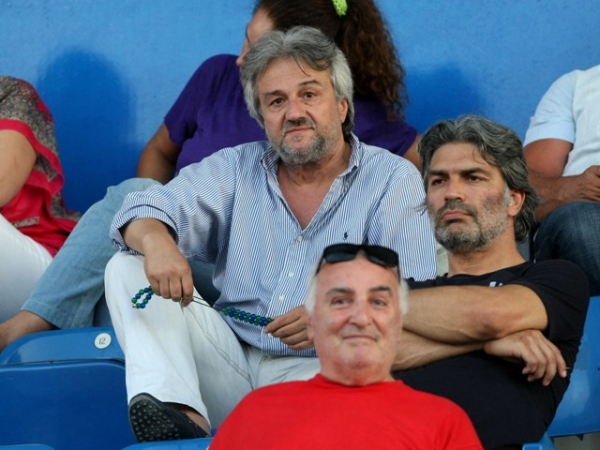 Φεύγει ο Κομπότης