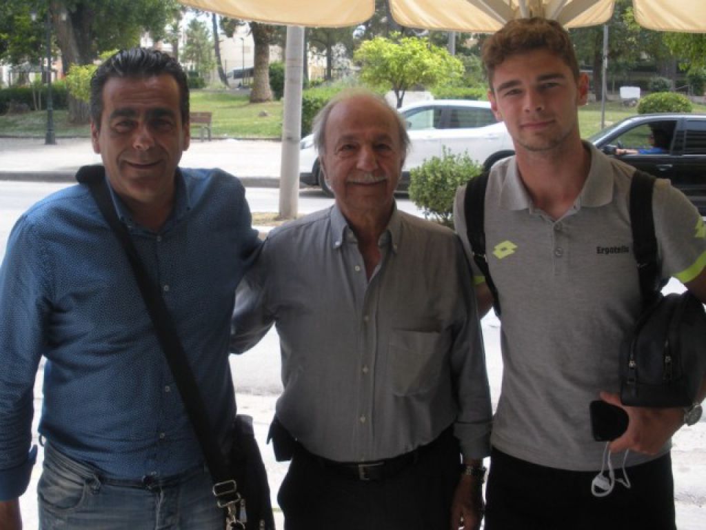 Αποζημίωσε τους Αρκάδες φίλους του