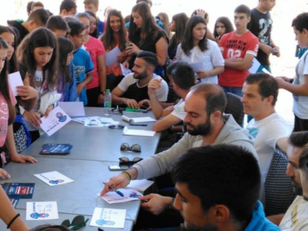 Στηρίζει την υποψηφιότητα (photos)