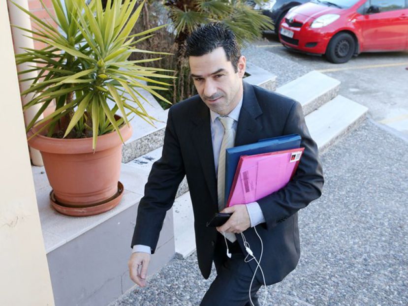 «Δικηγόρος και των δύο»