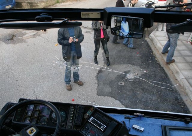 Πέτρες στο πούλμαν του Πιερικού
