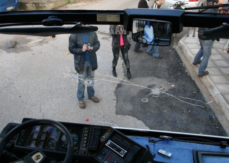 Πέτρες στο πούλμαν του Πιερικού