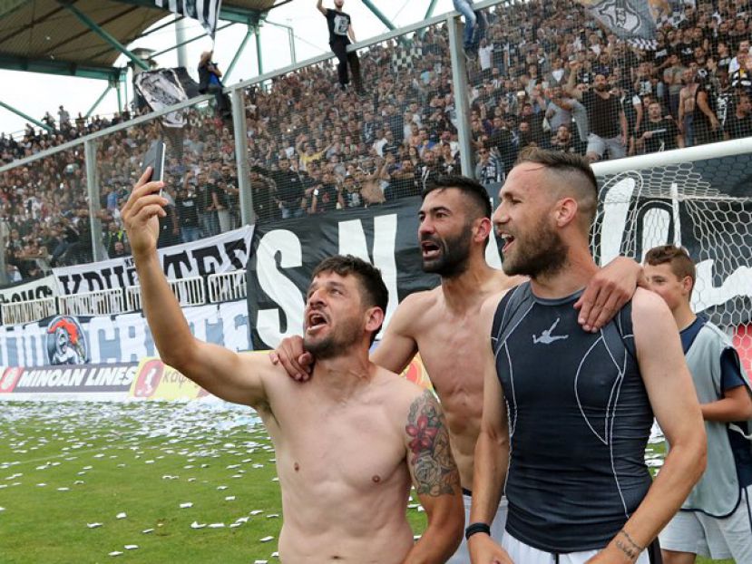 Τέλος ακόμα τρεις