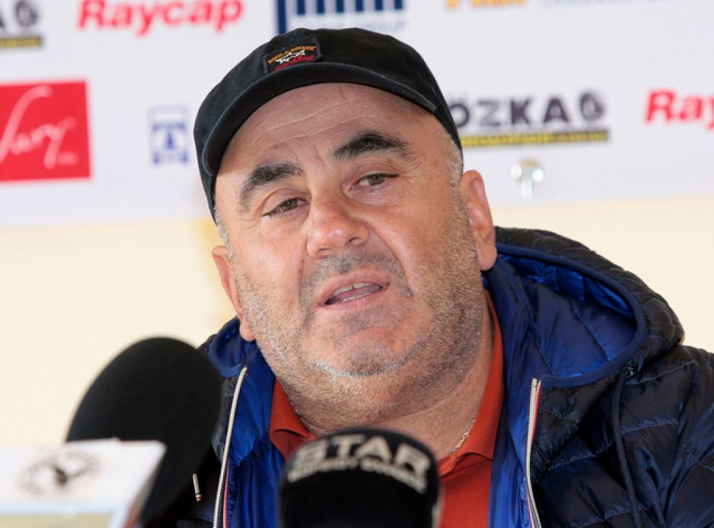 Παίρνει κεφάλια ο Μπύρος