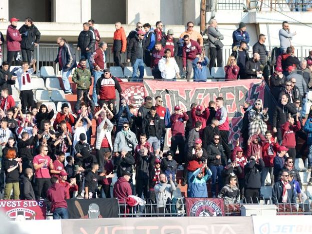 Καθυστέρηση λόγω… πανό (pic)