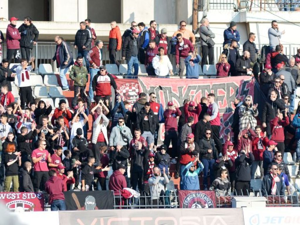 Καθυστέρηση λόγω… πανό (pic)