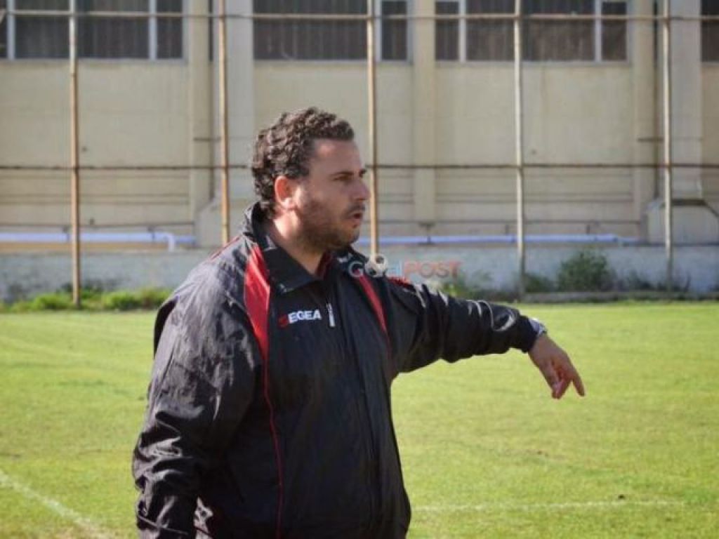 Με Μακρή στον πάγκο