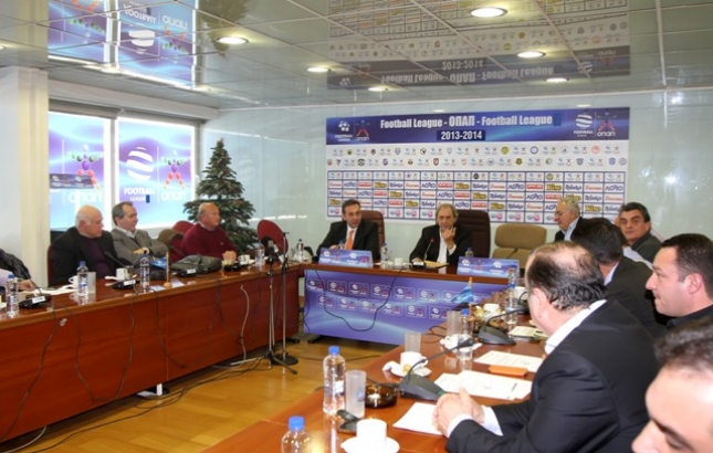 Εμμένει στην προκήρυξη