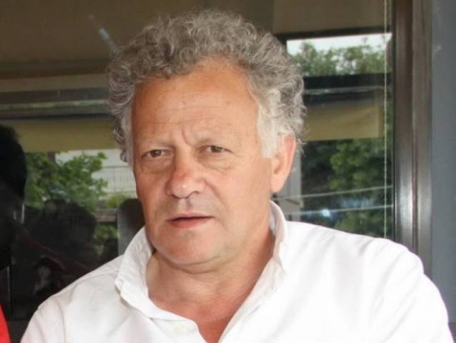 Μοίρασε δώρα και λεφτά ο Μπαλασάς