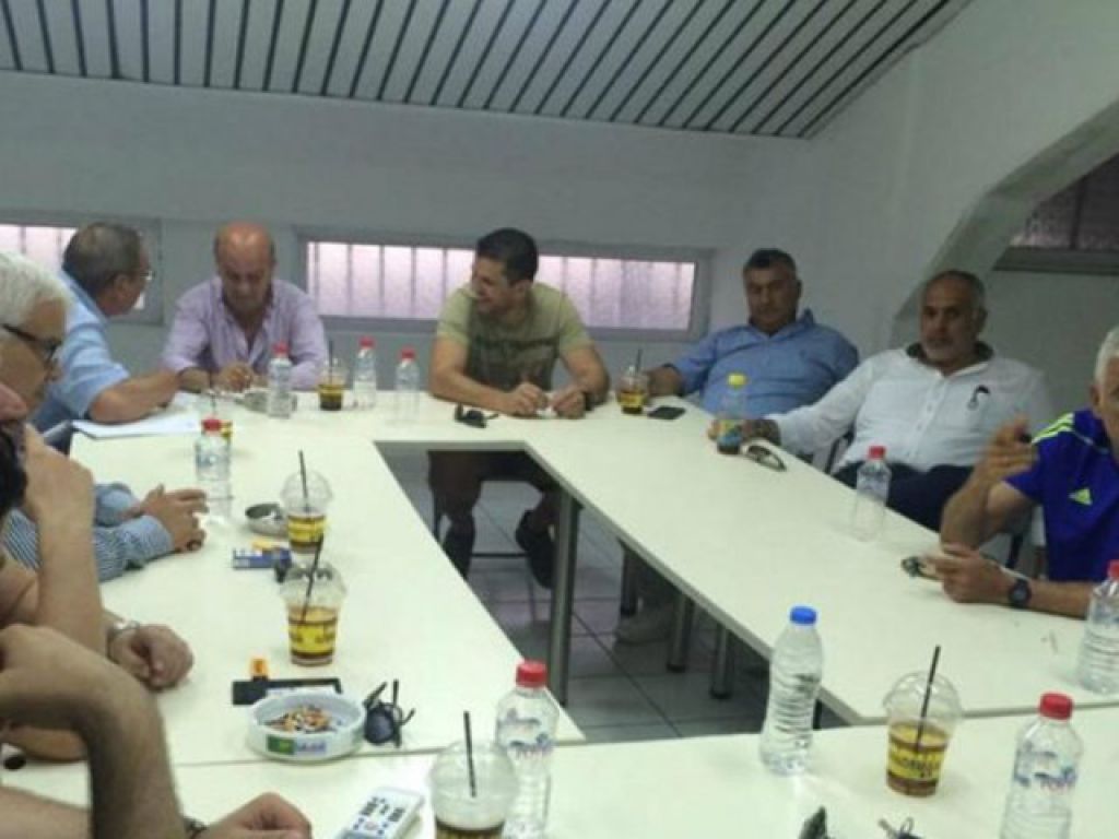 Εκλέγει διοίκηση