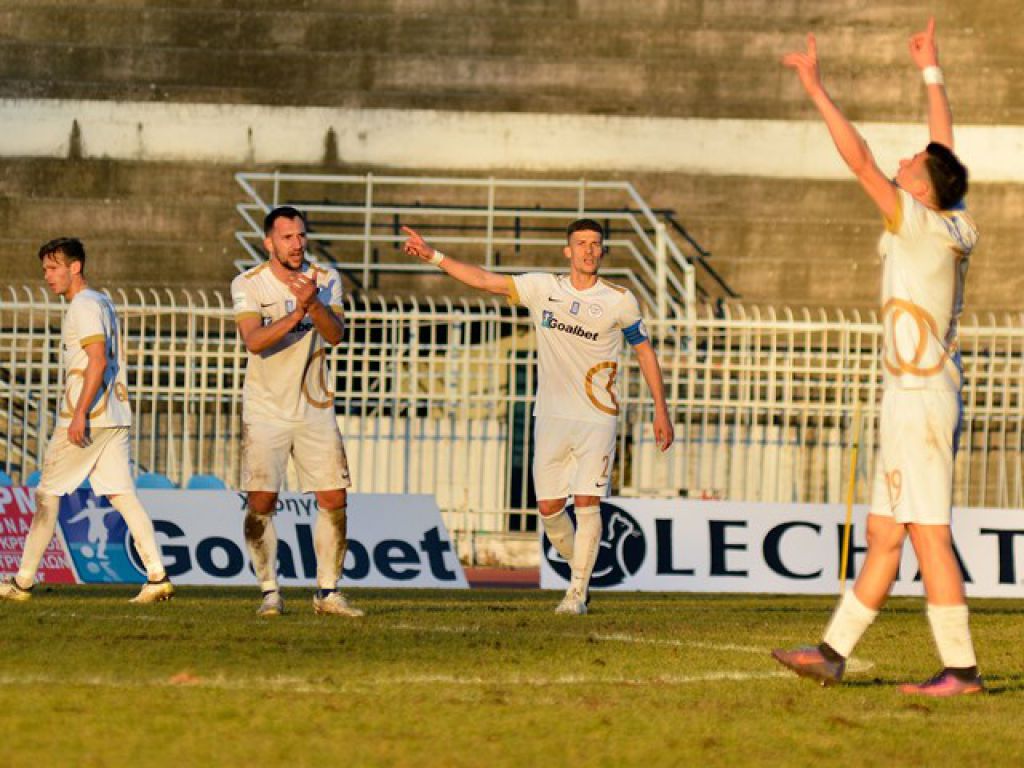 Με 18 και τρεις γκολκίπερ