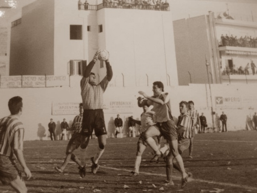 Ανάμεσα σε δύο κόσμους