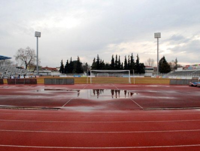 Έλιωσαν τα χιόνια, αλλά έχει νερά το γήπεδο