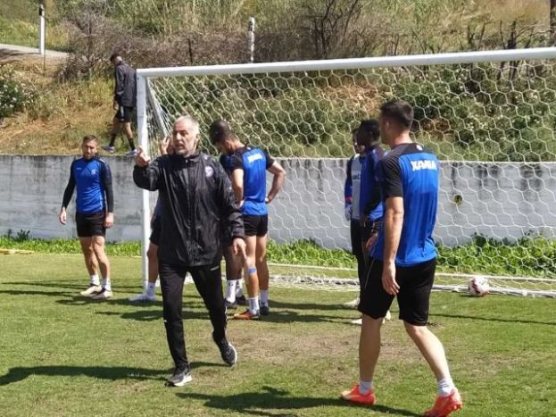 Εκτός οι Καμαρά, Σαρρής