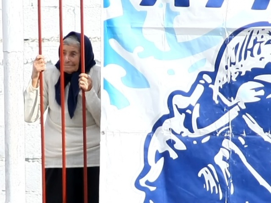 Και η… γιαγιά στα κάγκελα! (photos)