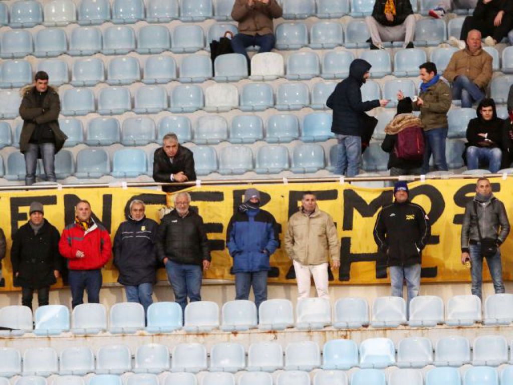 Ανοίγει τρεις θύρες