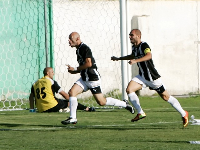 Δίνει τα χέρια με Φλίγκο