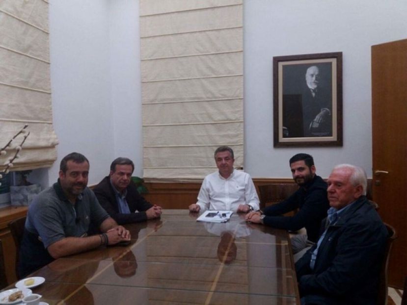 Προχωρά για γήπεδο με πλαστικό