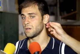Του τράβηξε το αυτί (video)