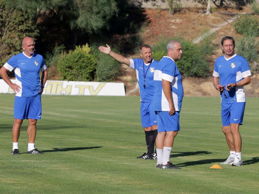 Τσεκάρει και νεαρούς