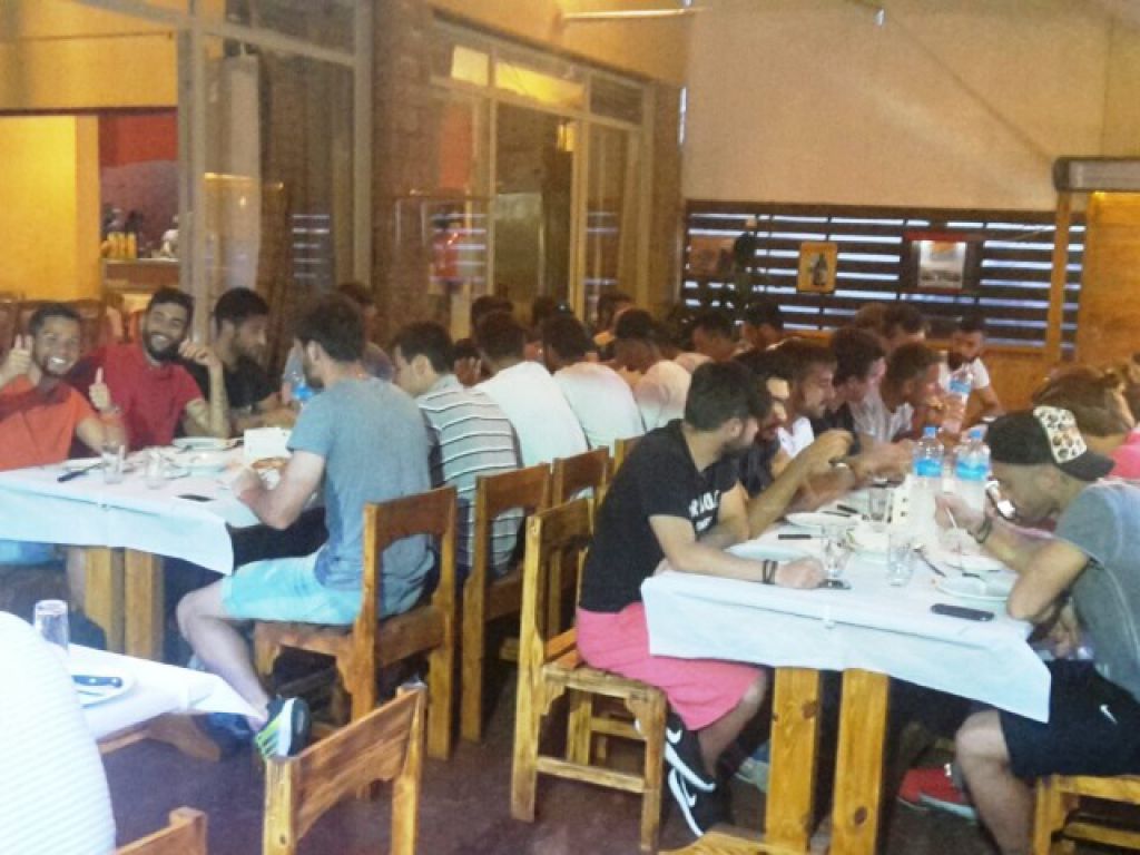 Δείπνο στην Ελευσίνα